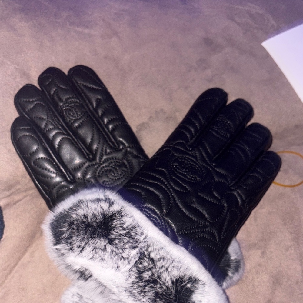CC monogram Elegant Black Leather Gloves with Fur Trim